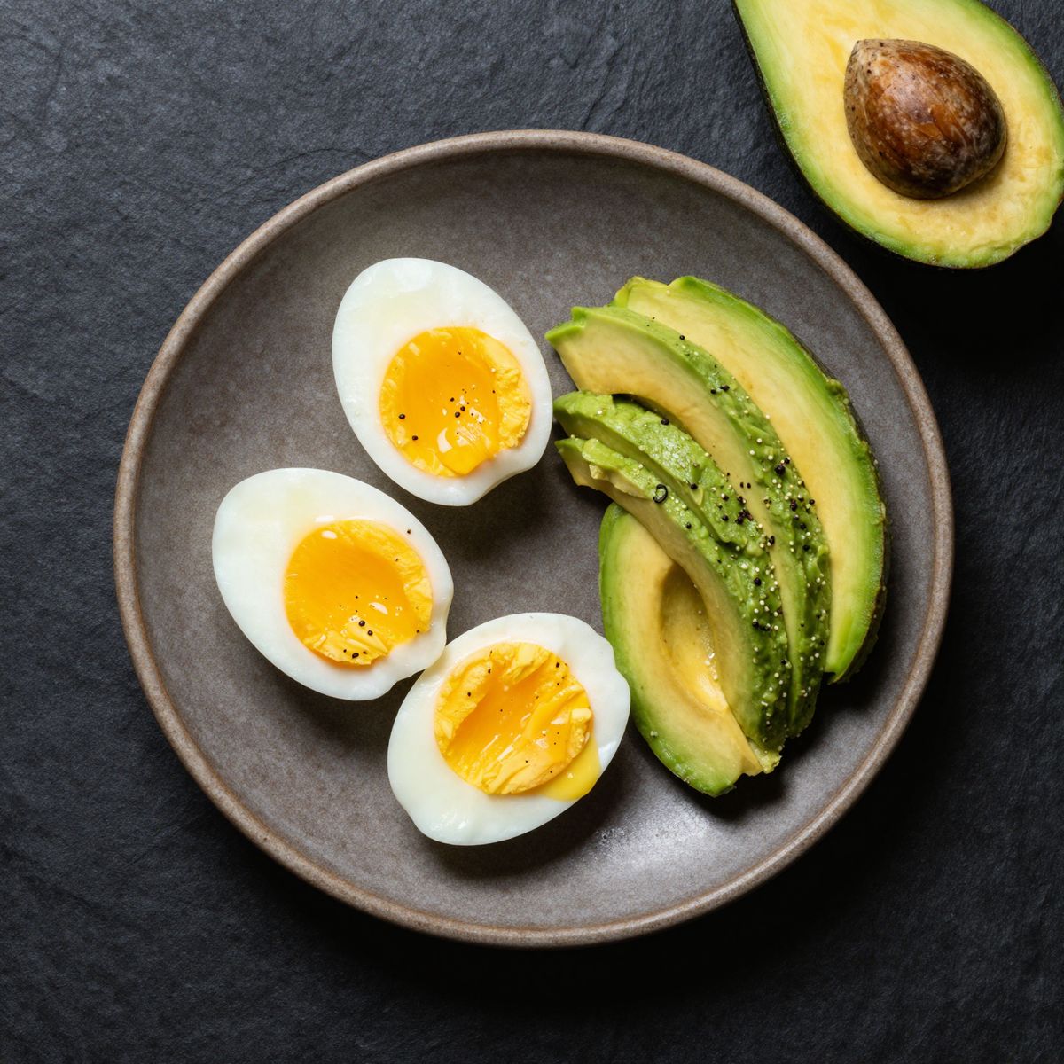 Avocado-Ei Teller